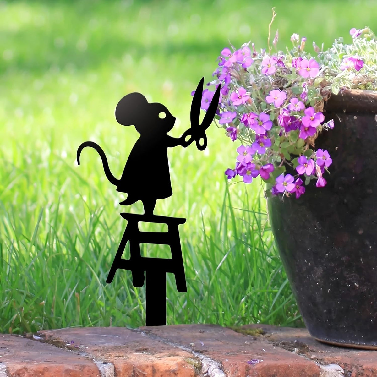 Stealing Mouse Garden Statue – Whimsical Outdoor Flower Decor