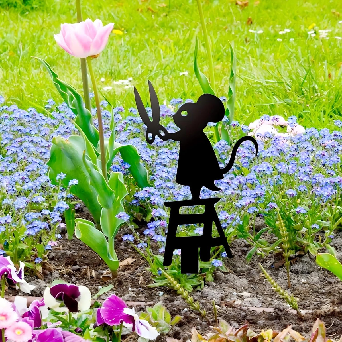 Stealing Mouse Garden Statue – Whimsical Outdoor Flower Decor